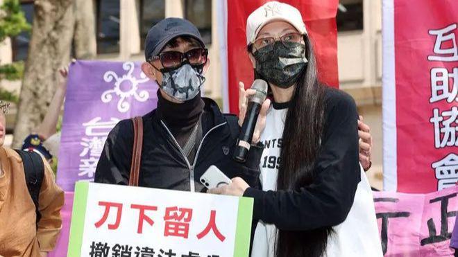 上诅咒供在五营将军庙的神龛上！这太过分了！亚亚女儿的照片被写